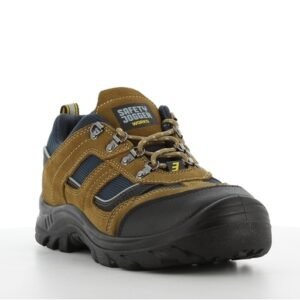 Giày X2020P góc 3/4 phía trước, mũi bọc cao su đen dày, logo Safety Jogger trên lưỡi gà, dây buộc be, da lộn nâu vàng