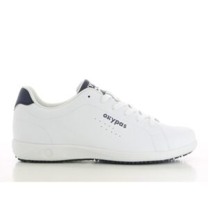 Giày y tế nam Oxypas Evan màu trắng kiểu sneaker buộc dây, gót viền xanh navy, đế trắng, nhìn ngang mặt ngoài