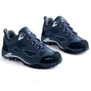 Đôi giày bảo hộ Ziben-163 xanh navy phối viền xám, mũi bọc đen, đế đen gai lớn, nhìn nghiêng trên nền trắng