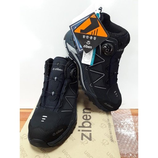 Đôi giày Ziben-171S màu đen cổ cao còn tem treo, đặt dựng trên nền gỗ, chữ ziben bên hông, núm vặn khóa dây