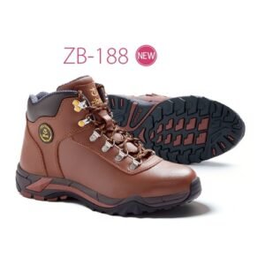 Giày Ziben ZB-188 da nâu cổ cao nhìn nghiêng, bên cạnh là chiếc giày lật khoe đế đen gai đỏ, chữ ZB-188