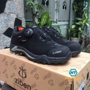 Ảnh thực tế giày bảo hộ Ziben ZB207 cổ lửng đen đặt trên hộp giày, núm vặn khóa dây, chữ ziben bên hông