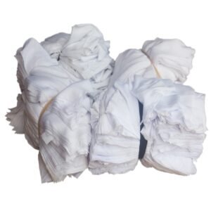 Giẻ lau cotton trắng xếp thành nhiều xấp lớn, được buộc dây quanh thân, vải dệt kim mềm, mép cắt lộ rõ từng lớp