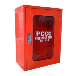 Hộp đựng bình cứu hỏa 500x700x220 bằng tôn sơn đỏ cam, cửa kính có chữ PCCC và cuộn vòi chữa cháy, tay nắm khóa bên trái