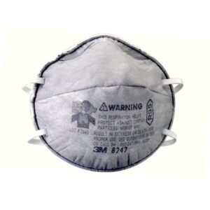Khẩu trang 3M 8247 dạng chén màu xám tro, viền mép trắng, quai đeo đầu và dòng chữ cảnh báo in trên bề mặt lọc