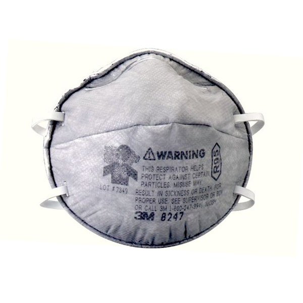 Khẩu trang 3M 8247 dạng chén màu xám tro, viền mép trắng, quai đeo đầu và dòng chữ cảnh báo in trên bề mặt lọc