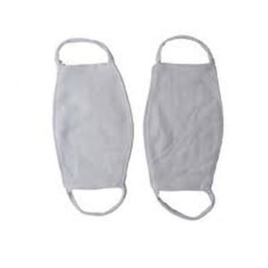 Hai chiếc khẩu trang vải xô trắng từ 12–16 lớp đặt cạnh nhau, viền mép may gọn, quai đeo tai bằng dây vải trắng