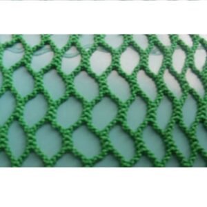 Cận cảnh lưới chống vật rơi sợi dù mắt 10x10, sợi bện tròn màu xanh lá đan thành ô lục giác đều, nền xanh nhạt
