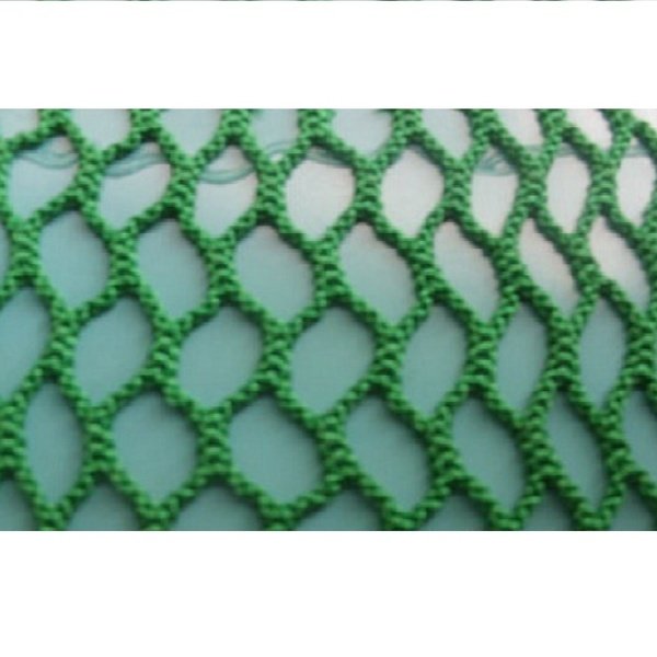 Cận cảnh lưới chống vật rơi sợi dù mắt 10x10, sợi bện tròn màu xanh lá đan thành ô lục giác đều, nền xanh nhạt