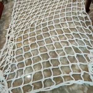 Lưới dù chống vật rơi cho công trình, màu trắng tinh khiết, mắt lưới hình vuông đều, đảm bảo an toàn tối đa trên cao.