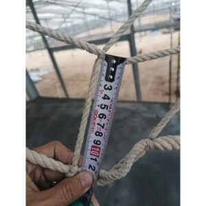 Cận cảnh lưới dù cotton chống vật rơi, người rơi cho công trình, đo kích thước mắt lưới khoảng 10cm bằng thước dây.