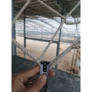 Cận cảnh lưới dù cotton chống rơi cho công trình, thước đo thể hiện kích thước mắt lưới khoảng 3-4cm.