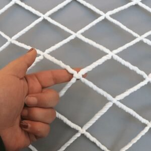 Lưới dù trắng chắn vật rơi chất lượng cao, hình ảnh cận cảnh sợi dù chắc chắn và mắt lưới bền bỉ, đảm bảo an toàn công trình.