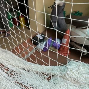 Lưới dù trắng chắn vật rơi đang được sử dụng làm rào chắn tạm thời trong bối cảnh công trình, bảo vệ an toàn cho khu vực làm việc.