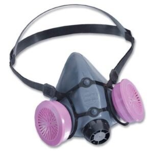 Góc nghiêng nhẹ của mặt nạ Honeywell 550030M, thấy rõ giá đỡ đầu đen, thân mặt nạ xám và hai phin tím hồng lắp hai bên má