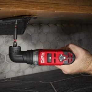 Tay người cầm máy khoan Milwaukee M12 FDDXKIT gắn đầu góc vuông, bắt vít trong khoang hẹp có vách gỗ và tường gạch xám