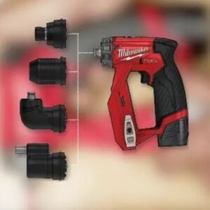 Thân máy Milwaukee M12 FDDXKIT-0X đỏ đen ở giữa, bốn đầu thay nhanh màu đen xếp dọc bên trái trên nền đỏ mờ