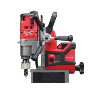 Máy khoan từ dùng pin Milwaukee M18 FMDP-502C thân đỏ đen, đế từ vuông, tay quay tiến mũi, lắp pin 18V phía sau