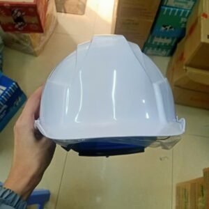 Mặt sau của mũ bảo hộ COV E002 màu trắng, cho thấy cấu trúc chắc chắn và vành mũ rộng.