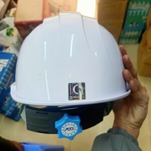 Chi tiết mặt sau mũ bảo hộ COV E002 màu trắng với nút vặn điều chỉnh kích thước màu xanh dương và tem VINATESTCO.