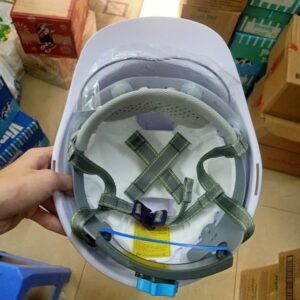 Bên trong mũ bảo hộ COV E002 màu trắng, hiển thị hệ thống đai treo 6 điểm và lót thấm mồ hôi.