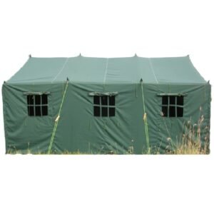 Nhà bạt 15m2 kích thước 4,3 x 3,5m bằng vải bạt xanh bộ đội, vách có cửa sổ ô lưới, dây néo cọc quanh mép mái