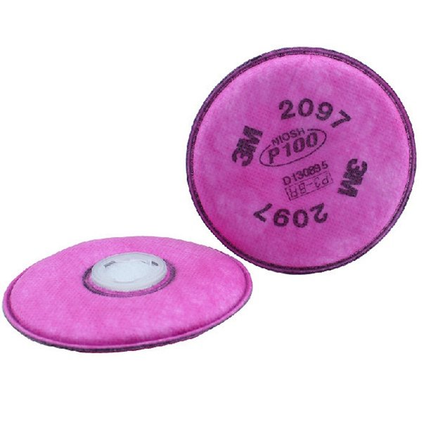 Hai phin lọc bụi 3M 2097 dạng đĩa tròn màu hồng tím, một phin in chữ 2097 và P100, một phin nằm nghiêng thấy cổng gắn trắng