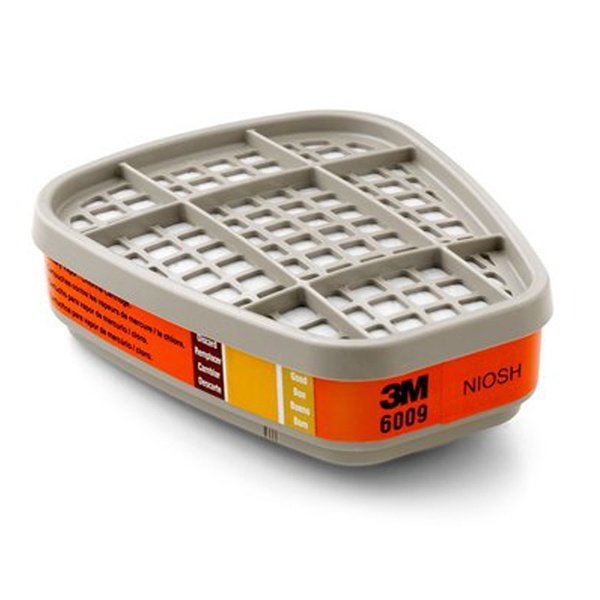 Phin lọc 3M 6009 dạng hộp vỏ xám, lưới nan phía trên, đai nhãn màu cam đỏ có vạch sọc quanh thân in 3M 6009 và NIOSH