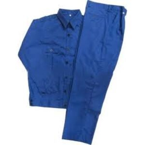 Bộ quần áo công nhân màu xanh coban trải phẳng trên nền trắng, áo dài tay nẹp nút, túi ngực, quần ống đứng đặt chéo