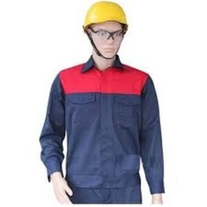 Ma nơ canh mặc áo công nhân màu xanh than phối mảng đỏ ở ngực và vai, đội mũ bảo hộ vàng, đeo kính bảo hộ trong suốt