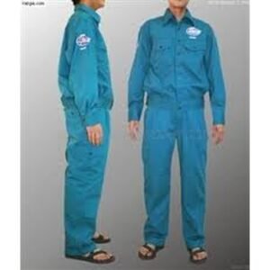 Hai người mẫu mặc bộ quần áo bảo hộ màu xanh ngọc đậm, một người quay nghiêng, một người nhìn thẳng, áo có logo thêu ngực