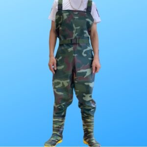 Người mặc quần áo lội nước U021 họa tiết rằn ri liền ủng, yếm lên ngực, dây đeo vai, đứng trên nền xanh dương
