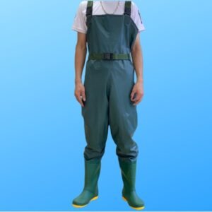Người mặc quần áo lội nước U021 màu xanh rêu liền ủng, yếm lên ngực, dây đeo vai, đứng trên nền xanh dương