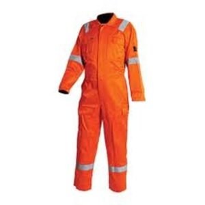 Bộ quần áo liền thân màu cam may dải phản quang bạc quanh bắp tay và ống chân, cổ đứng, khóa kéo giữa thân, nền trắng