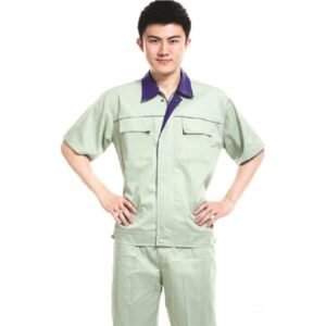 Nam mặc bộ bảo hộ ngắn tay mẫu 001 màu xanh rêu nhạt, cổ áo phối tím than, túi ngực nắp, tay chống hông