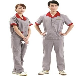 Nữ và nam mặc bộ bảo hộ ngắn tay mẫu 002 màu ghi, cổ áo phối đỏ, quần ghi cùng màu, giày thể thao trắng