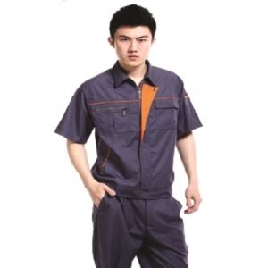 Nam mặc bộ bảo hộ ngắn tay mẫu 003 màu xanh tím than, nẹp ngực phối cam, viền cam ở túi, tay đút túi quần