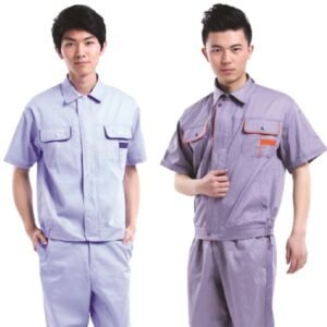 Hai nam mặc bộ bảo hộ ngắn tay mẫu 004 màu tím nhạt, một áo trơn và một áo đậm hơn có viền cam ở túi ngực