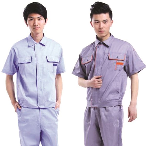 Hai nam mặc bộ bảo hộ ngắn tay mẫu 004 màu tím nhạt, một áo trơn và một áo đậm hơn có viền cam ở túi ngực