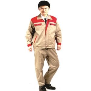 Nam mặc bộ quần áo bảo hộ mẫu 005 màu be, cầu vai và cổ phối đỏ, áo dài tay, quần cùng màu ống đứng