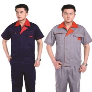 Hai nam mặc bộ bảo hộ ngắn tay mẫu 010: một bộ xanh than, một bộ ghi, cả hai có cổ phối cam đỏ