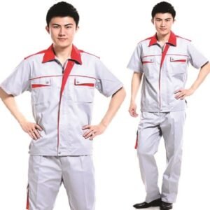 Hai nam mặc bộ bảo hộ ngắn tay mẫu 011 màu ghi trắng, cổ áo và nẹp phối đỏ, viền đỏ ở túi ngực và ống quần