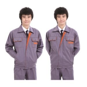 Hai nam mặc bộ bảo hộ mẫu 013 màu ghi tím, nẹp ngực chéo và túi phối cam, nhìn trước và nghiêng
