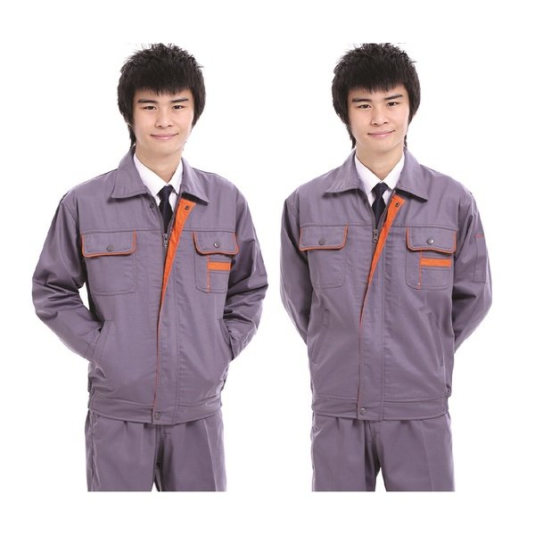 Hai nam mặc bộ bảo hộ mẫu 013 màu ghi tím, nẹp ngực chéo và túi phối cam, nhìn trước và nghiêng