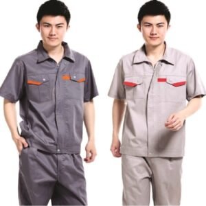 Hai nam mặc bộ bảo hộ ngắn tay mẫu 016 màu ghi đậm và ghi nhạt, phối cam đỏ ở túi ngực và cổ áo