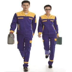 Hai người mặc bộ quần áo bảo hộ may theo thiết kế mẫu 020 màu tím than phối vàng ở vai, cầu vai và gấu quần