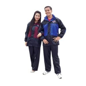 Đôi nam nữ mặc quần áo mưa 2 lớp Thủy & Sơn vải dù tráng nhựa, áo nam phối xanh dương, áo nữ phối đỏ đô trên nền xanh đen