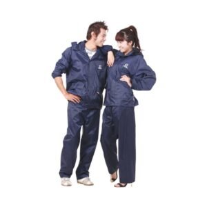 Bộ quần áo mưa Ralado 1 lớp màu xanh than được người mẫu nam nữ mặc thử, áo khóa kéo có mũ trùm, quần dài, nền trắng