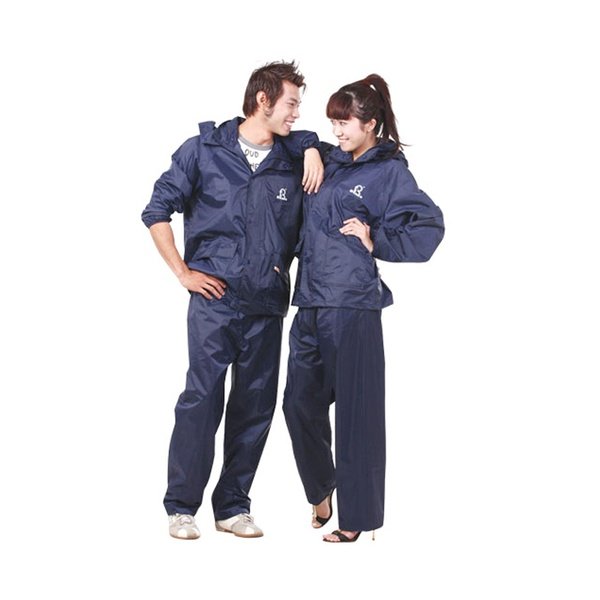 Người mẫu nam và nữ mặc bộ quần áo mưa Ralado 2 lớp nylon PVC màu xanh than, áo khóa kéo có mũ, quần dài ống suông