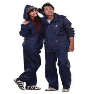 Người mẫu nam nữ mặc quần áo mưa Rando 1 lớp A+ màu xanh than, người nữ đội mũ trùm, áo khóa kéo dài tay, quần ống suông